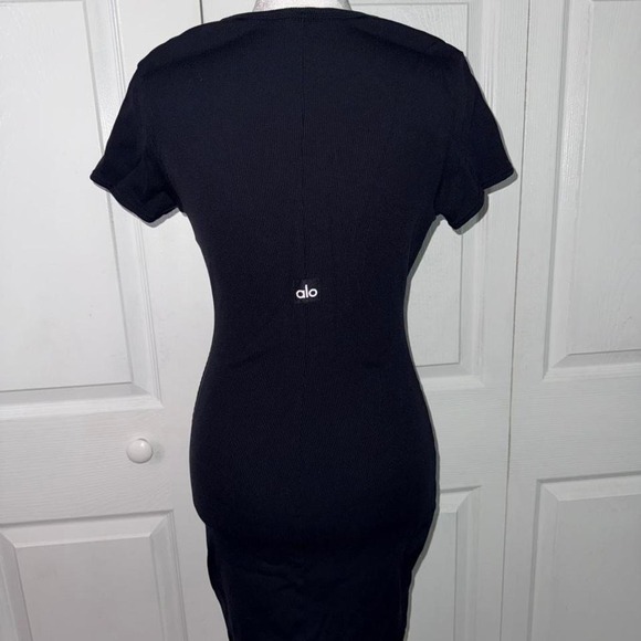 NWOT Alo Yoga Goddess Ribbed Short Sleeve Dress Black Size Small - Picture 1 of 3